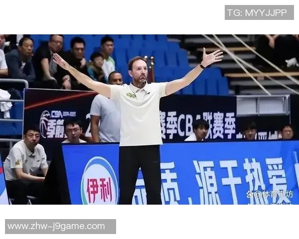 篮球明星在赛场上倒水的背后故事与运动员的坚持与奉献精神